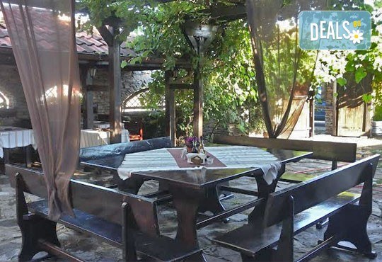 Сач Караджата, с пилешко, свинско, кълцана наденица, зеленчуци, кашкавал, 0.650 г. и 2 шопски салати от ресторант механа Караджата! - Снимка 5