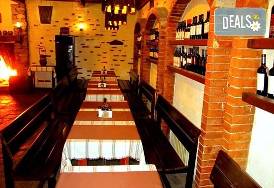 Сач Караджата, с пилешко, свинско, кълцана наденица, зеленчуци, кашкавал, 0.650 г. и 2 шопски салати от ресторант механа Караджата! - Снимка 8