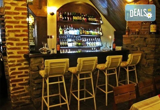 Сач Караджата, с пилешко, свинско, кълцана наденица, зеленчуци, кашкавал, 0.650 г. и 2 шопски салати от ресторант механа Караджата! - Снимка 6