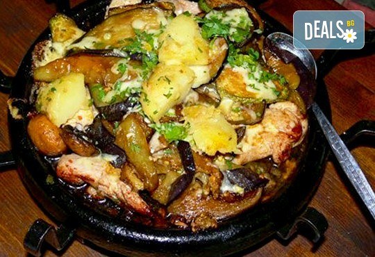 Сач Караджата, с пилешко, свинско, кълцана наденица, зеленчуци, кашкавал, 0.650 г. и 2 шопски салати от ресторант механа Караджата! - Снимка 1