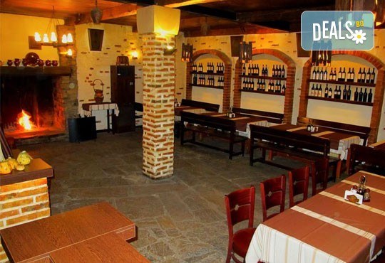 Сач Караджата, с пилешко, свинско, кълцана наденица, зеленчуци, кашкавал, 0.650 г. и 2 шопски салати от ресторант механа Караджата! - Снимка 7