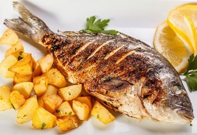 Средиземноморски кулинарен круиз за двама! Две порции риба по избор: Лаврак или Ципура с гарнитура картофки и салата зеле и моркови в Ресторант BALITO