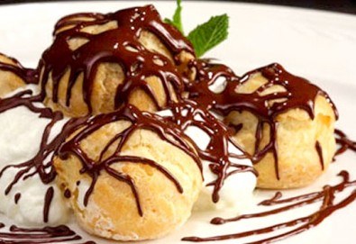 Два вида еклери, тунквани в шоколад с баварски крем, крем капучино или асорти от ресторант Резиденция Сарафово, Бургас!