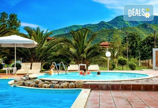 На море през септември в Гърция! 3 нощувки със закуски и вечери в Rentina Beach Hotel 2*, Ставрос , Халкидики, от ТА Ревери - Снимка 1