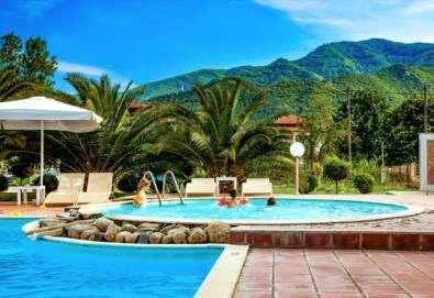 На море през септември в Гърция! 3 нощувки със закуски и вечери в Rentina Beach Hotel 2*, Ставрос , Халкидики, от ТА Ревери