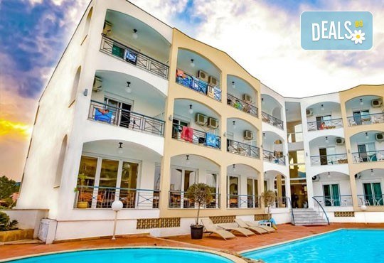 На море през септември в Гърция! 3 нощувки със закуски и вечери в Rentina Beach Hotel 2*, Ставрос , Халкидики, от ТА Ревери - Снимка 2