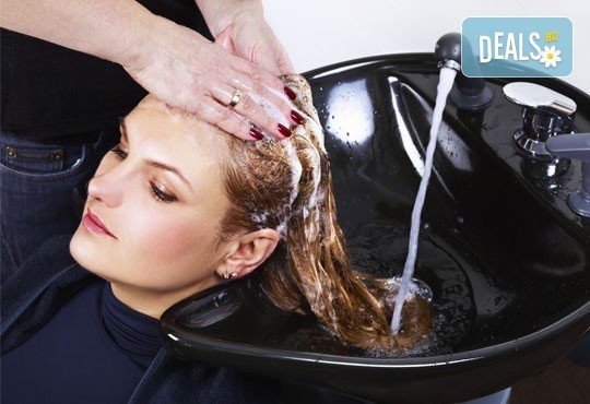 Масажно измиване, подстригване и терапия за коса с продукти Milk Shake и прическа със сешоар в салон Блейд! - Снимка 2