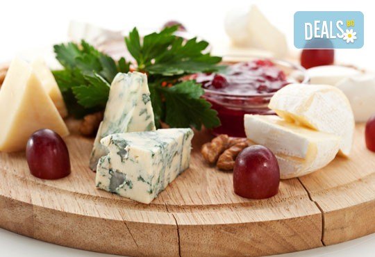 За любителите на разнообразието! Селекция от български био и френски сирена и бутилка вино в ресторант Ела, Боровец! - Снимка 1