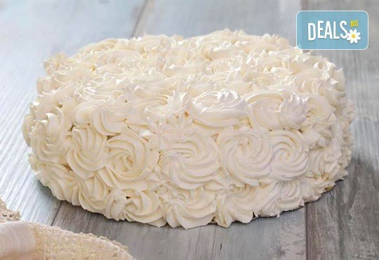 Голяма шоколадова торта с блат мъфини, крем, плодове и глазура от Ресторант Резиденция Сарафово - Снимка 2