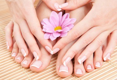 За безупречна празнична визия! Медицински педикюр и класически маникюр само в салон Румяна Дермал!