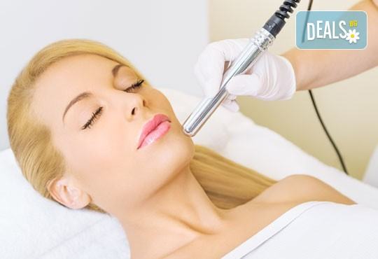 За чиста кожа! Дълбоко ултразвуково почистване на лице и 2 маски спрямо нуждата на кожата в салон Румяна Дермал! - Снимка 1