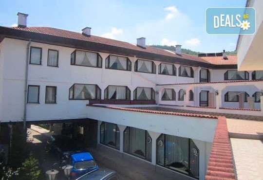 Почивка в Брацигово! 1 нощувка със закуска, обяд и вечеря и ползване на басейн в СПА хотел Виктория, цена на човек - Снимка 6