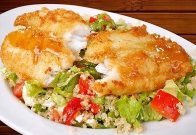 Порция паниран хек върху зелена салата и киноа в Ресторант-механа Мамбо в центъра на София!