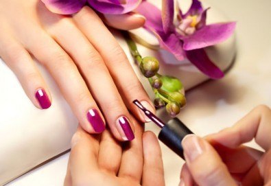 Цветни емоции! Маникюр с гел лак BlueSky, 2 декорации и подарък сваляне на гел лак в Салон за красота Belisimas