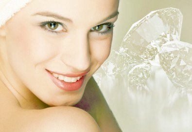 За чиста и сияйна кожа! Диамантено микродермабразио и хидратираща маска за лице в салон за красота Flowers!