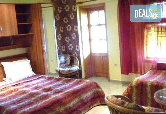 Златно лято в слънчева Каварна! 1/2/3 нощувки със закуски в семеен хотел Свети Георги, безплатно за дете до 4г. - Снимка 3