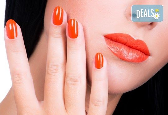 Добавете стил върху ръцете си с класически маникюр в цвят по избор от богатата палитра на OPI или Zoya в Ивелина студио! - Снимка 1