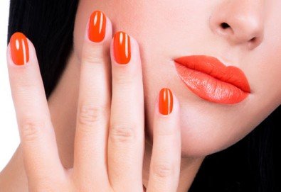 Добавете стил върху ръцете си с класически маникюр в цвят по избор от богатата палитра на OPI или Zoya в Ивелина студио!