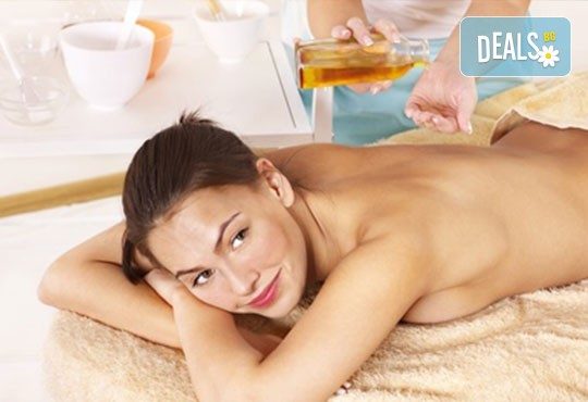 Тонизиращ и подмладяващ масаж на лице или цяло тяло с истинска краставица и чисти етерични масла + подарък: стреч масаж и рефлексотерапия в Лаура Стайл! - Снимка 1