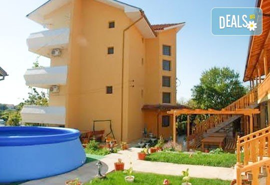 Септемврийски празници в Каварна! Нощувка със закуска в двойна стая/ апартамент в Къща за гости Наш дом! Безплатно за деца до 7 г.! - Снимка 11