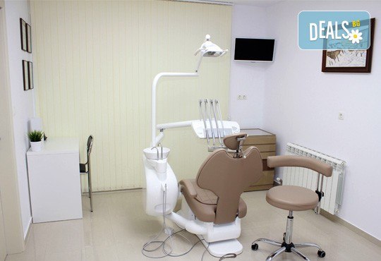 Обстоен дентален преглед, почистване на зъбен камък и зъбна плака с ултразвук и полиране с AirFlow в Дентално студио д-р Антон Гигов! - Снимка 4
