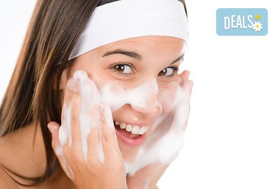 Мануално почистване на лице, пилинг, масаж и терапия с френската козметика Academie в Салон Blush Beauty - Снимка 2