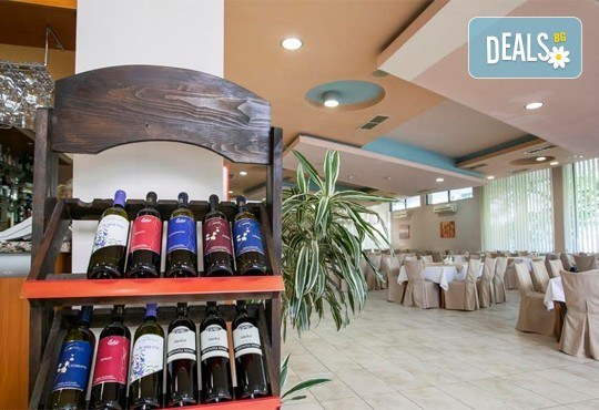 Вкусно предложение! Плато хрупкави картофки и панирани хапки асорти - пиле, сирене и кашкавал, 1 кг, в ресторант Интелкооп, Пловдив! - Снимка 4