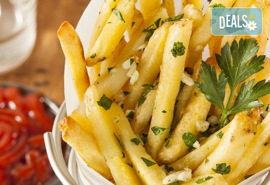 Вкусно предложение! Плато хрупкави картофки и панирани хапки асорти - пиле, сирене и кашкавал, 1 кг, в ресторант Интелкооп, Пловдив! - Снимка 1