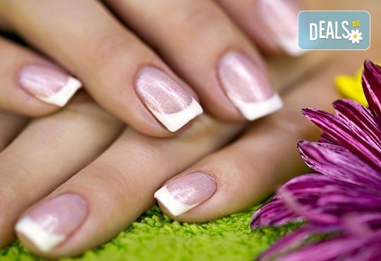 Класически или френски маникюр с гел лак и 2 декорации и безплатно сваляне на стар гел лак от Ivy's Studio! - Снимка 1