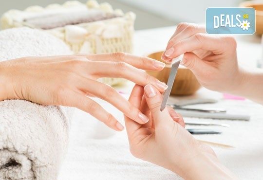 Класически или френски маникюр с гел лак и 2 декорации и безплатно сваляне на стар гел лак от Ivy's Studio! - Снимка 4