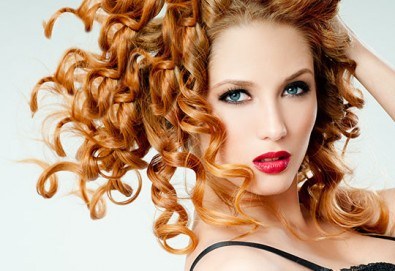 Подстригване, масажно измиване и оформяне със сешоар - прав или букли в салон за красота Моатаз Стайл!