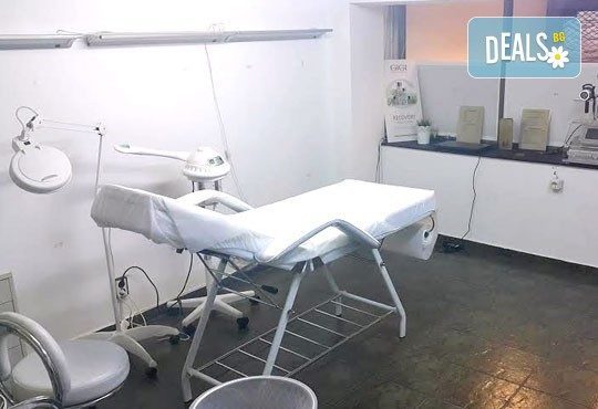 Ултразвуково или ръчно почистване на лице, хидратираща терапия и ампула с продуктите на професионалната козметика GIGI в салон Donna Doro! - Снимка 5