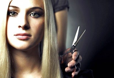 Професионално подстригване, масажно измиване и терапия според типа коса по избор, ултразвук и подсушаване от Женско царство!