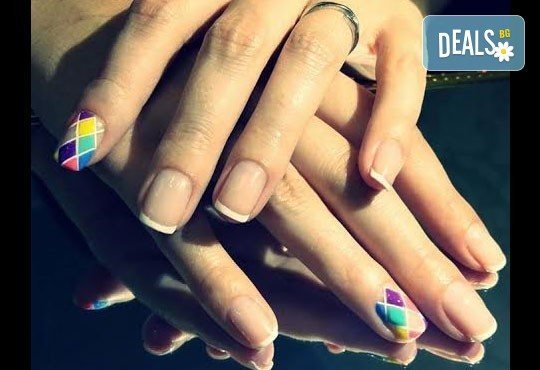Бъдете неотразима с класически или френски маникюр с гел лак в цвят по избор или с най-новия гел лак с огледален ефект в студио за красота Velesa! - Снимка 4