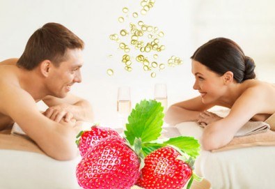 Синхронен масаж за двама с ароматен пилинг и етерични масла: ягода и шампанско, жасмин или грозде в СПА център Pro Therapy!