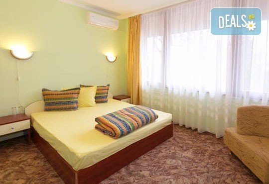 Релакс през уикенда! Нощувка със закуска и безплатно ползване на открит басейн, шезлонг, чадър, детски кът, фитнес в Комплекс Фазанария до Пазарджик! - Снимка 5