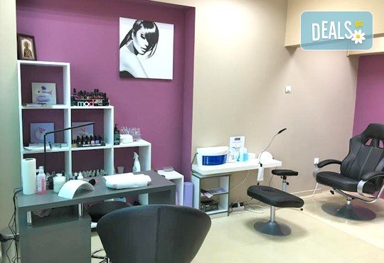 Терапия против бръчки с хиалуронова киселина и колаген и масаж на лице, шия и деколте в студио Про Фешанъл! - Снимка 5