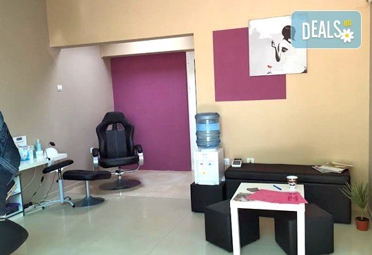 Терапия против бръчки с хиалуронова киселина и колаген и масаж на лице, шия и деколте в студио Про Фешанъл! - Снимка 6