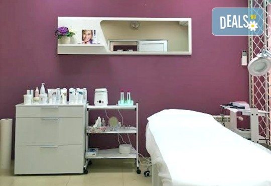 Терапия против бръчки с хиалуронова киселина и колаген и масаж на лице, шия и деколте в студио Про Фешанъл! - Снимка 7