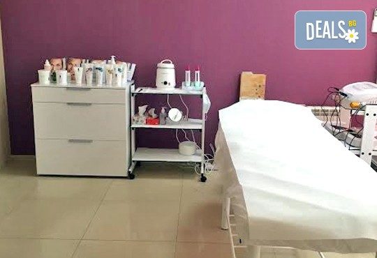 Терапия против бръчки с хиалуронова киселина и колаген и масаж на лице, шия и деколте в студио Про Фешанъл! - Снимка 8