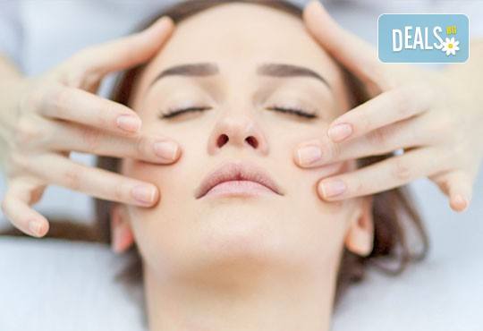 Терапия против бръчки с хиалуронова киселина и колаген и масаж на лице, шия и деколте в студио Про Фешанъл! - Снимка 3