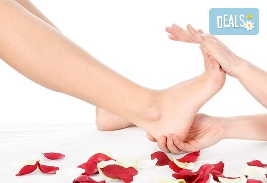 Педикюр с гел лак Gelish или LCN + масаж на ходилата и ДВЕ рисувани декорации в Салон за красота Blush Beauty - Снимка 1