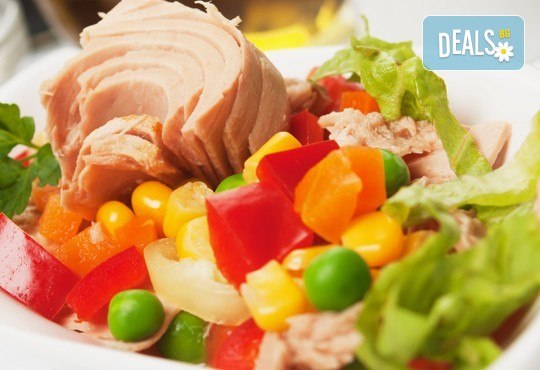 Неустоимо вкусно предложение! Вземете основно ястие и салата по избор в ресторант MFusion, Варна! - Снимка 2