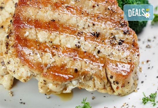 Неустоимо вкусно предложение! Вземете основно ястие и салата по избор в ресторант MFusion, Варна! - Снимка 3