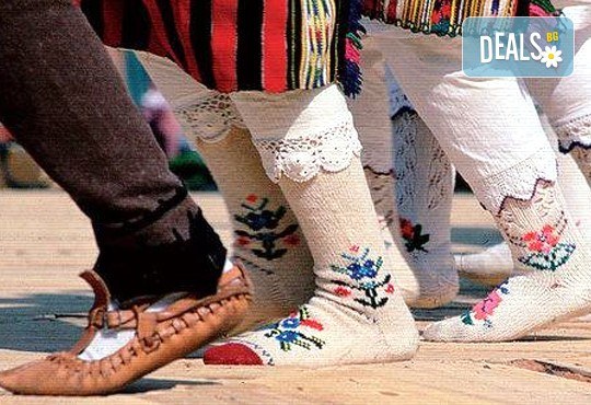 Опознайте българските традиции! Вземете карта за 8 посещения по народни танци в Клуб по български танци Фолклор Бг, гр. Пловдив - Снимка 1