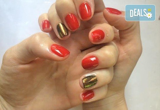 Маникюр с гел лак, френски маникюр или маникюр с ефект котешко око и пигменти с огледален ефект и премахване на стар гел-лак в Gold Fitness and Lounge - Снимка 5