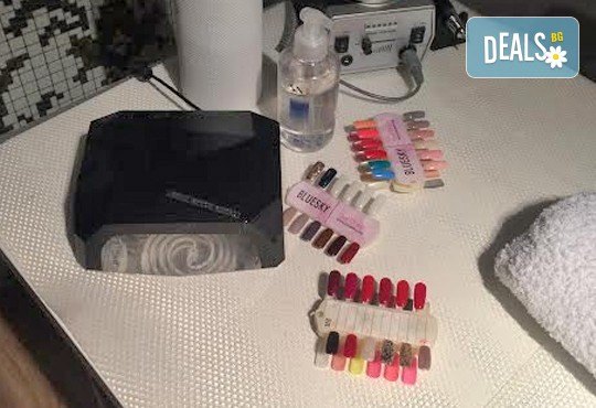 Маникюр с гел лак, френски маникюр или маникюр с ефект котешко око и пигменти с огледален ефект и премахване на стар гел-лак в Gold Fitness and Lounge - Снимка 8