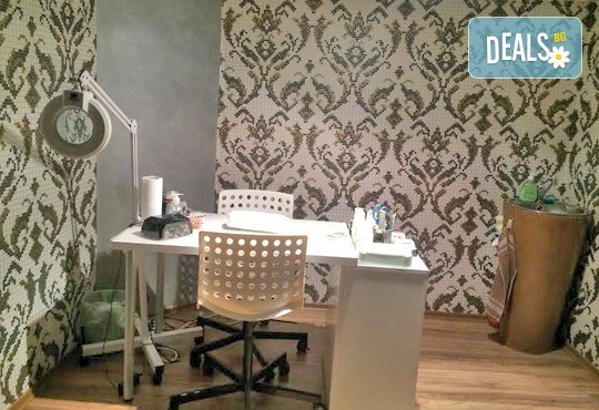 Маникюр с гел лак, френски маникюр или маникюр с ефект котешко око и пигменти с огледален ефект и премахване на стар гел-лак в Gold Fitness and Lounge - Снимка 2