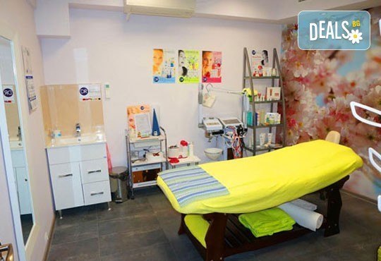 Очаровайте със стил! Вземете дълготраен класически или френски маникюр с гел лак CUCCIO и 4 декорации, салон Мелани! - Снимка 7