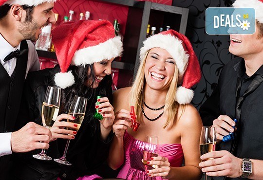 Празнувайте в ресторант Azzurro Вашето фирмено, Коледно или Новогодишно парти! Куверт за един човек с 3-степенно меню и 1/2 бутилка вино! - Снимка 1